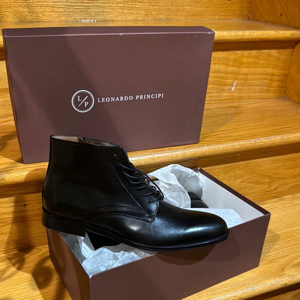 Black Leather Chukka Boots with Lace-Up Design